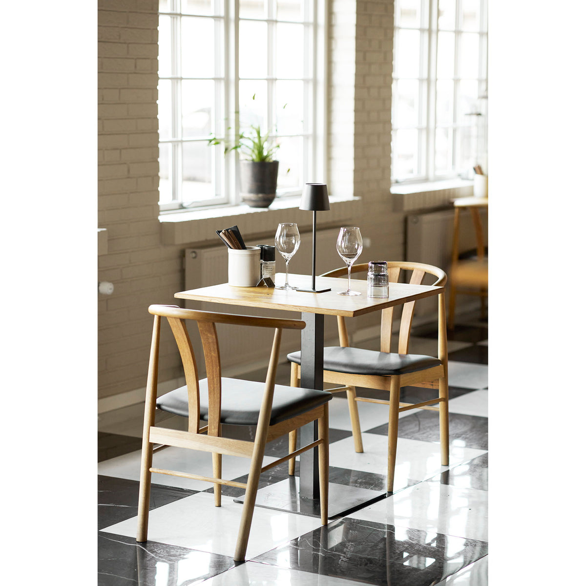 Lignano Bistrotisch aus Eichenholz mit Metallgestell, Natur/Schwarz, 70 × 70 × 75 cm