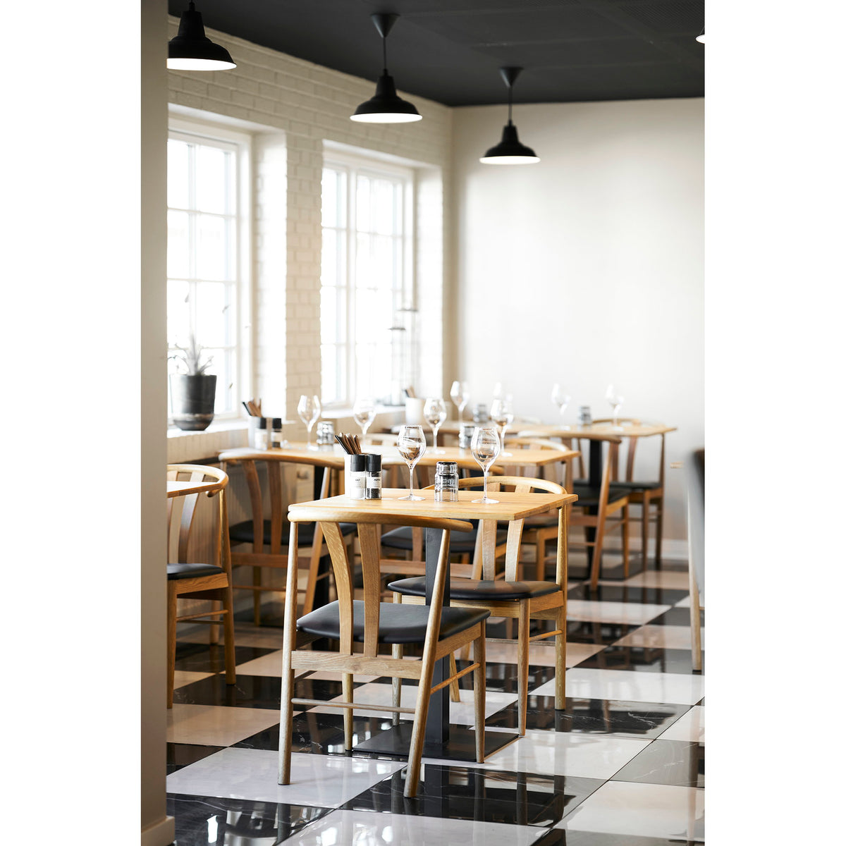 Lignano Bistrotisch aus Eichenholz mit Metallgestell, Natur/Schwarz, 70 × 70 × 75 cm