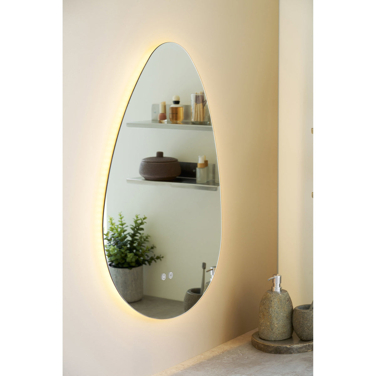 Kiama LED-Spiegel – organische Form, Anti-Beschlag, 58 × 80 cm