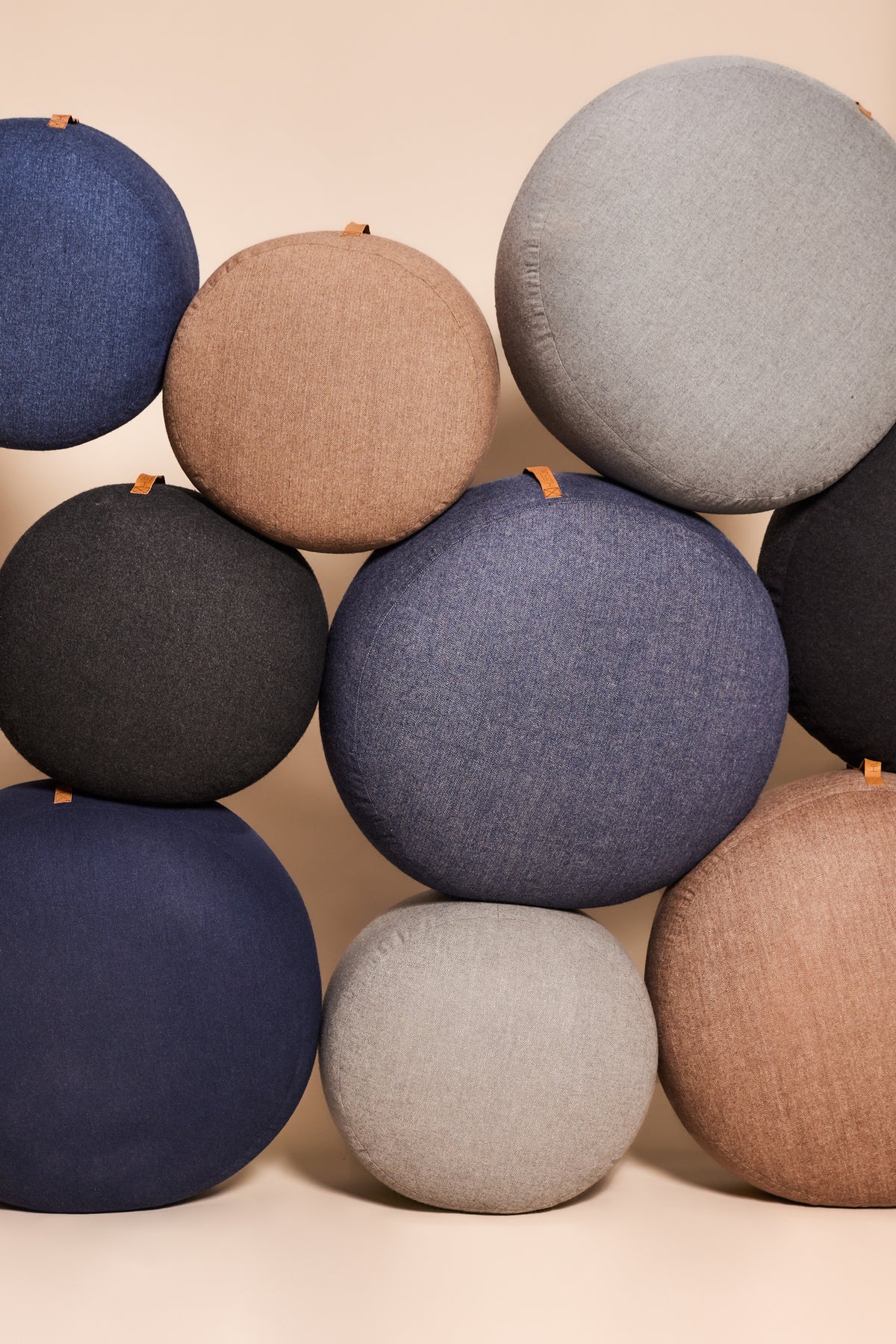 PolsterOase Möbel – Mochi Pouf mit Wollbezug, Braun – Ansicht 4