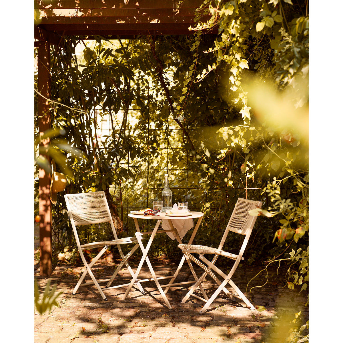 Arcas Bistroset aus Polyester und Stahl, Tisch und 2 Stühle, Taupe