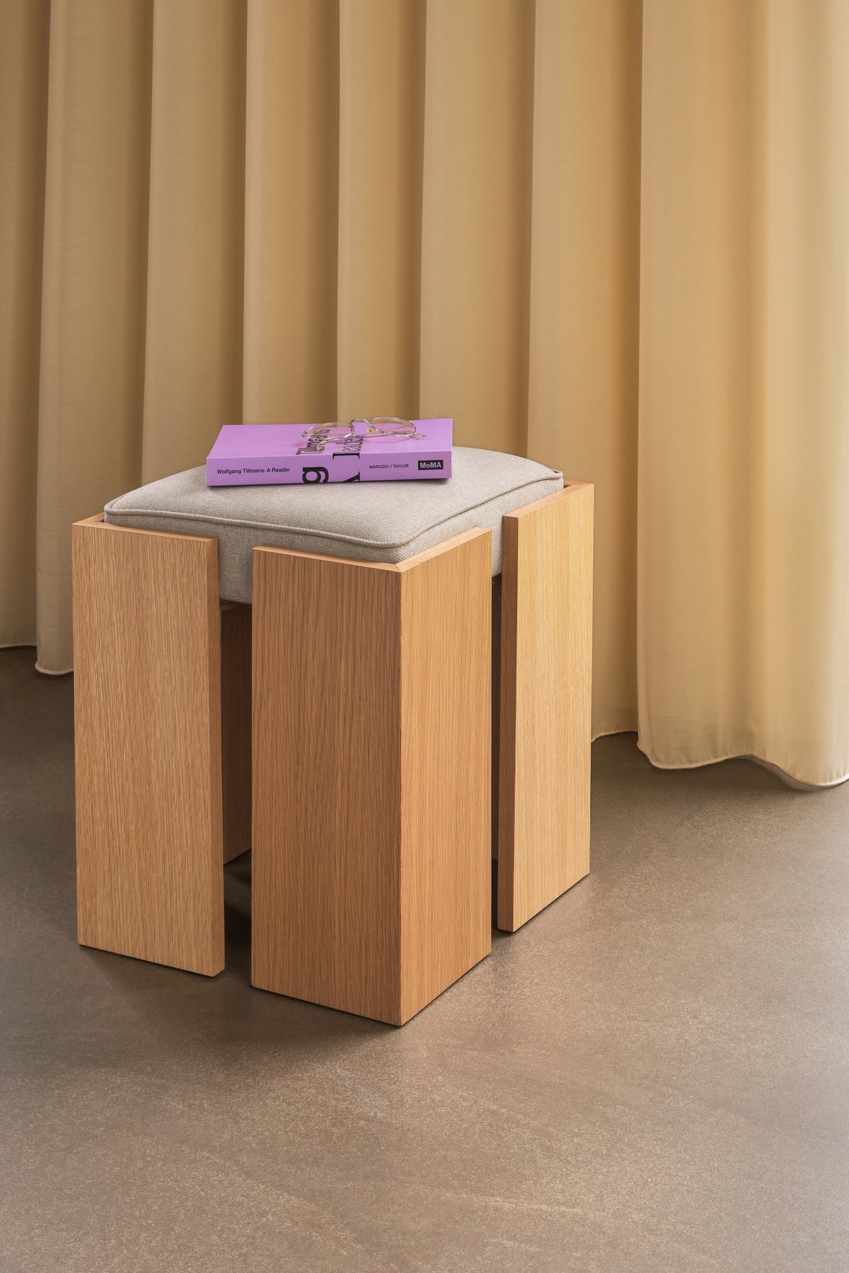 Forma Hocker aus Eichenholz mit Polster