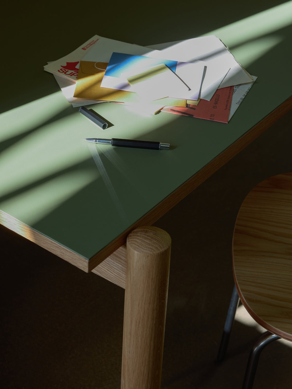 PolsterOase Möbel – Oblique Schreibtisch aus Eichenholz und Linoleum – Ansicht 9