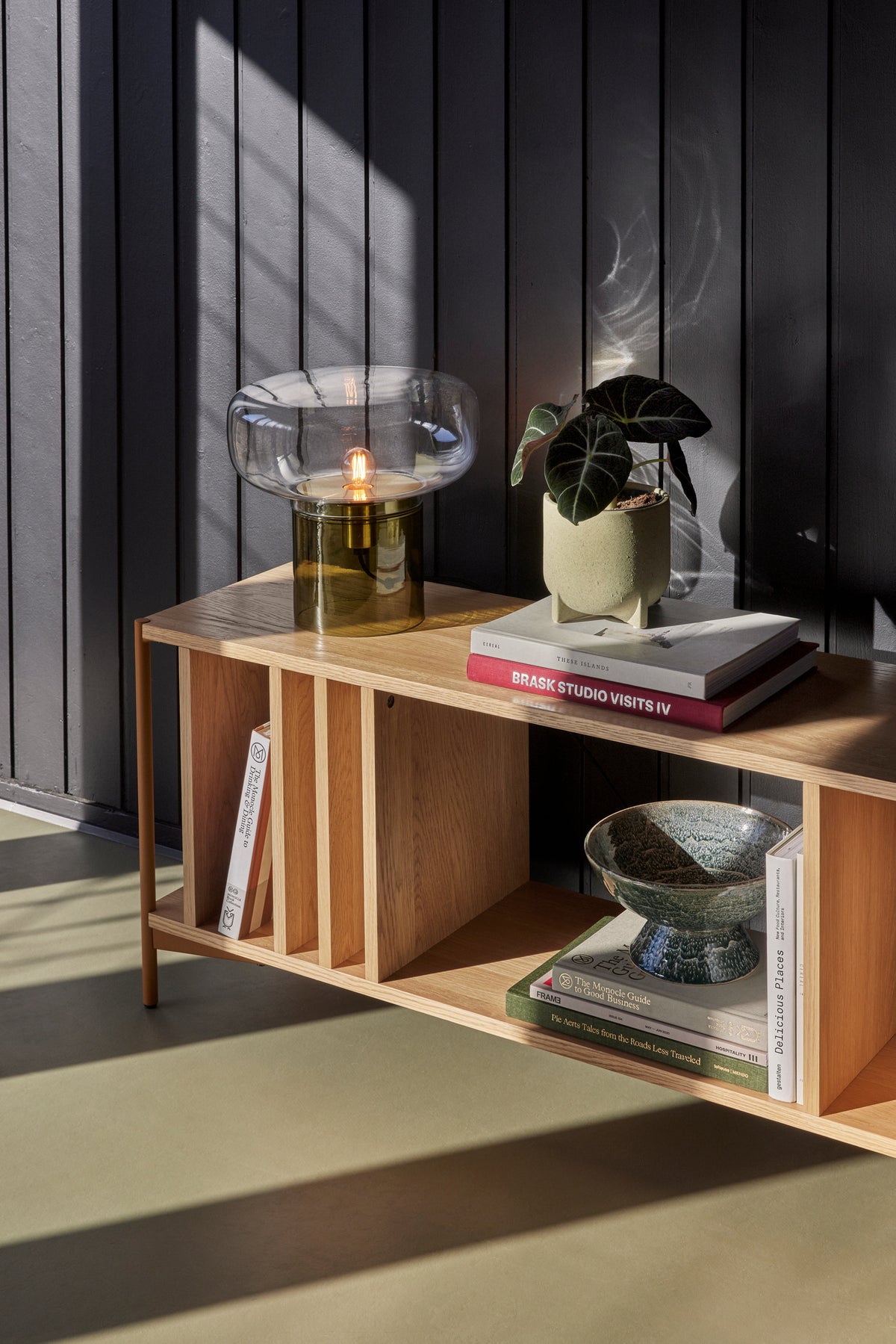 Crave Tischlampe aus gefärbten Glas