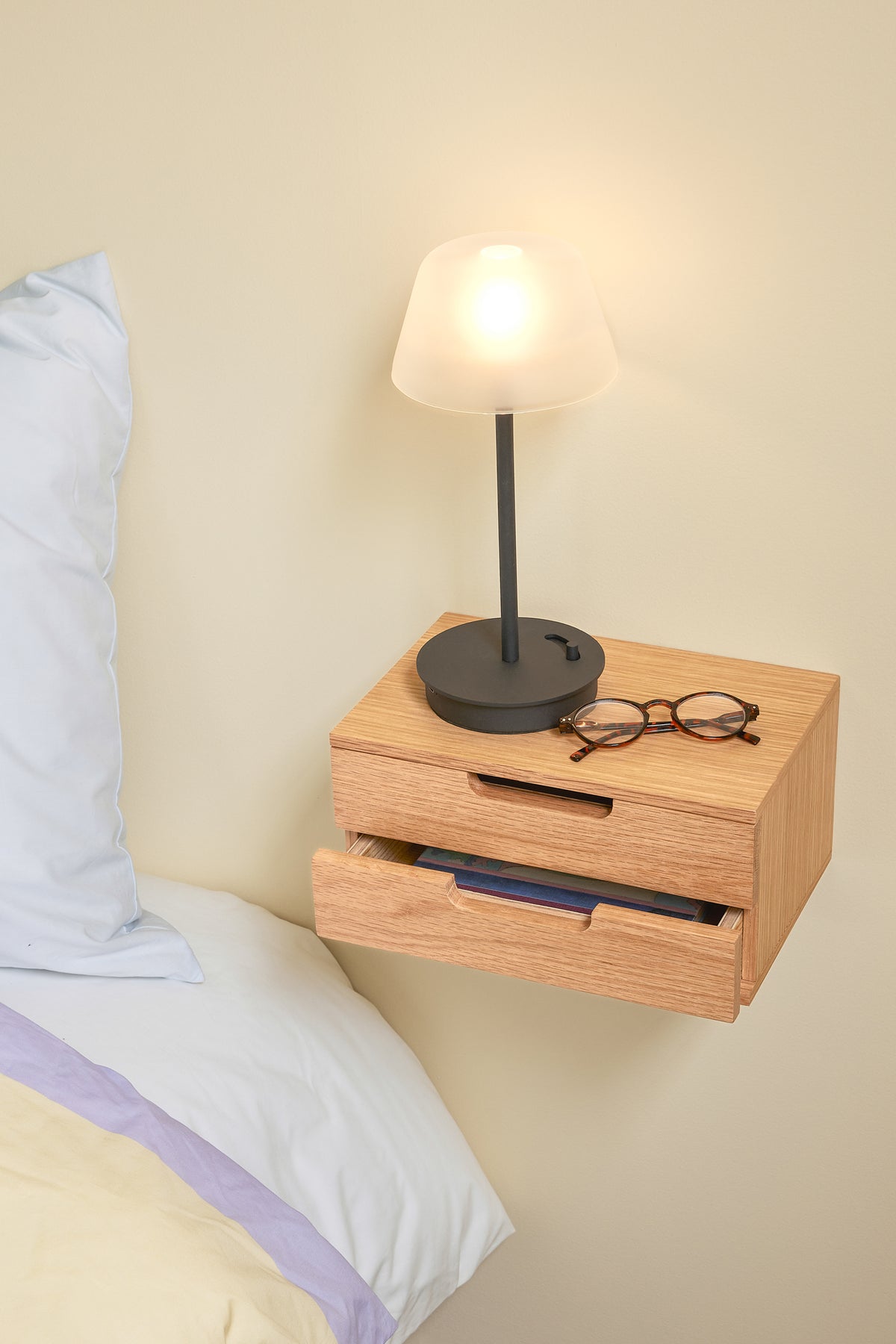 Schwarze tragbare Salonlampe