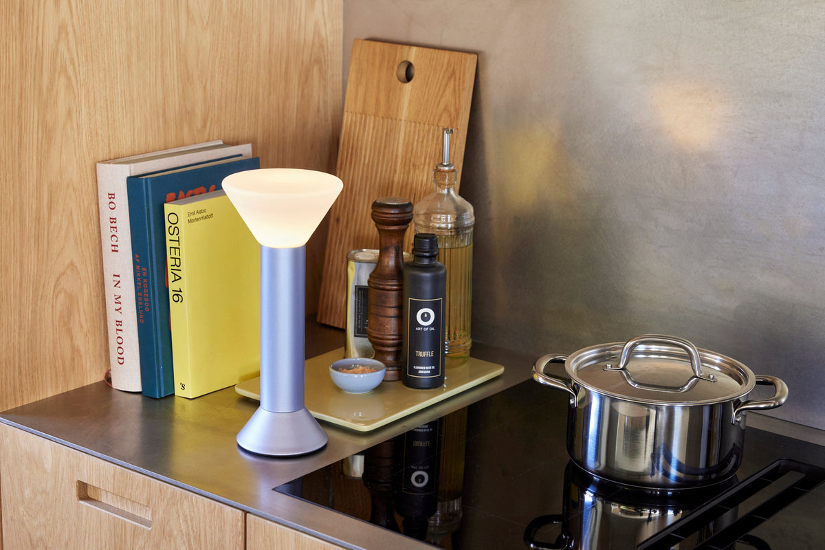 PolsterOase Möbel – Flash Akku, Tischlampe aus Glas und Metall, Metallic, Lila – Ansicht 14