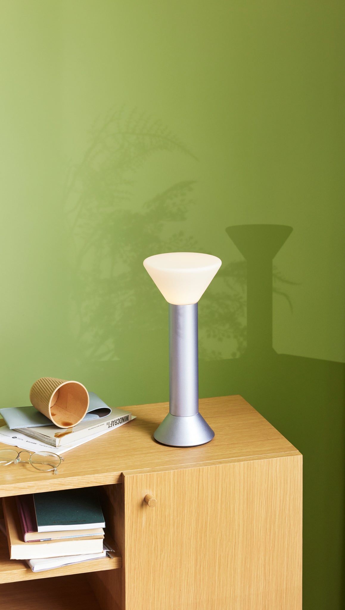 PolsterOase Möbel – Flash Akku, Tischlampe aus Glas und Metall, Metallic, Lila – Ansicht 10