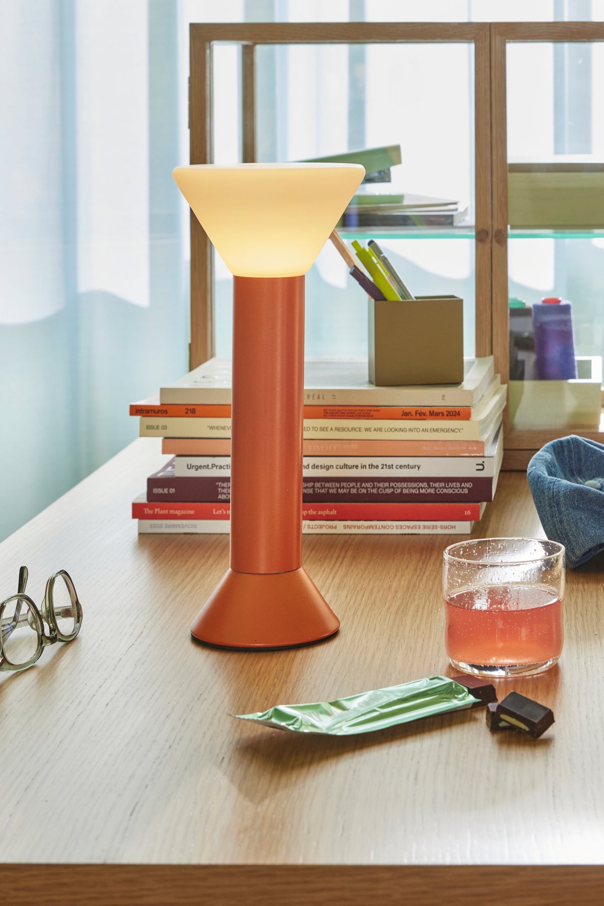 PolsterOase Möbel – Flash Akku, Tischlampe aus Glas und Metall, Metallic, Orange – Ansicht 8