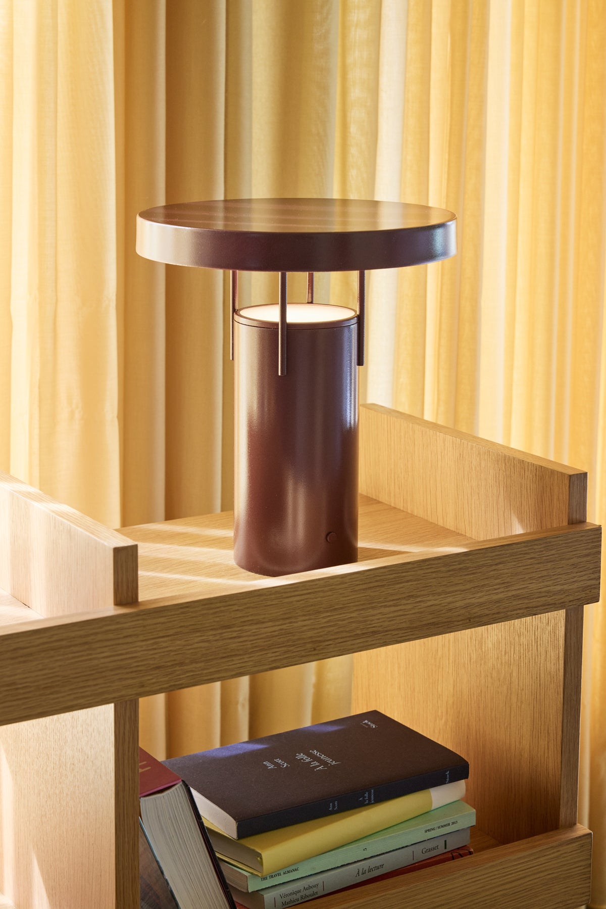 BringMe Tragbare Lampe, metallisches Burgunderrot