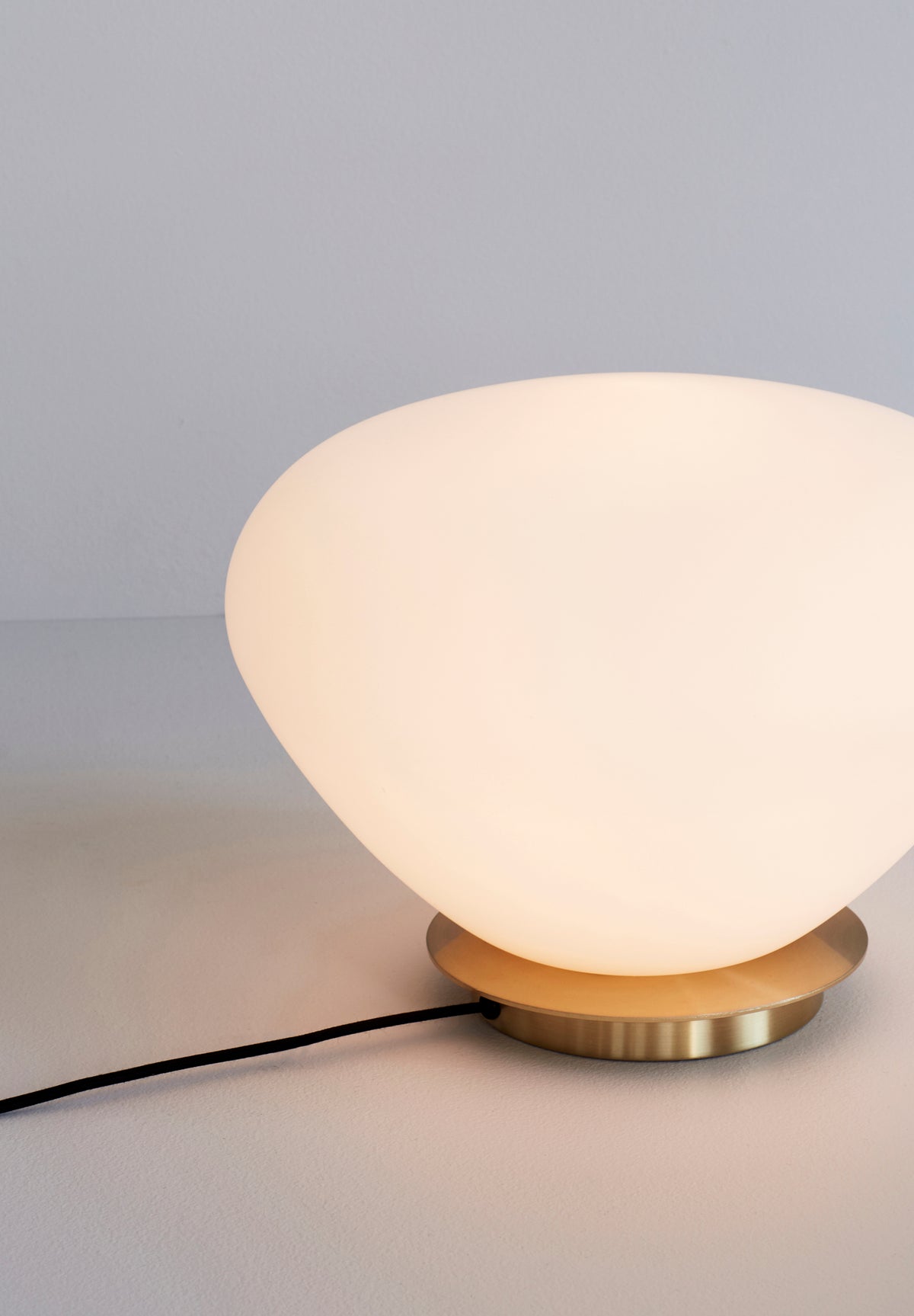 Bean Tischlampe aus Glas und Messing