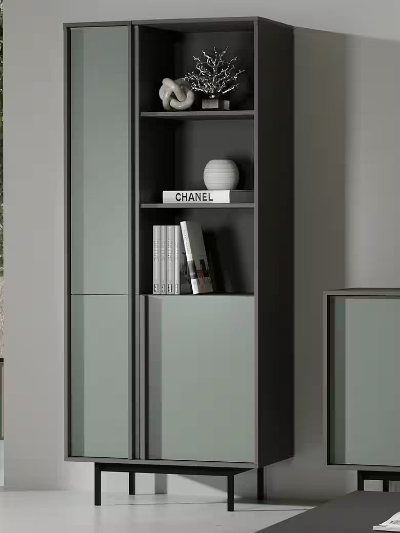 Alva Bücherregal schmal 63 cm – Modernes Standregal mit 3 Türen & Metallfüßen (Salbei)