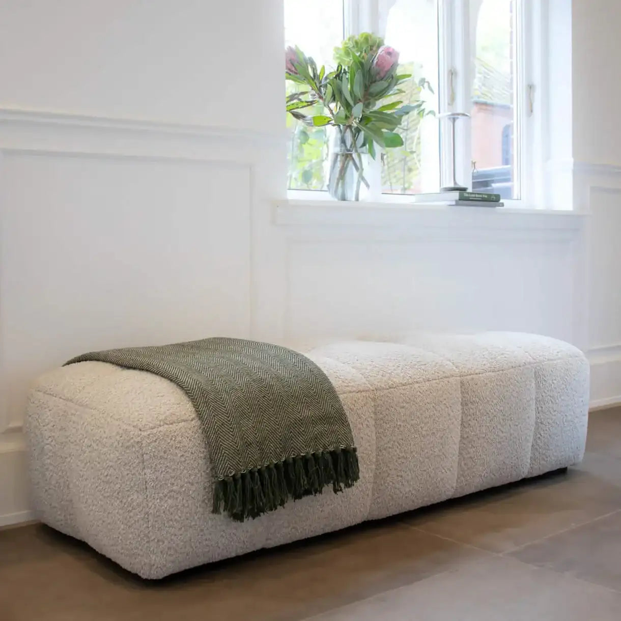 Bora Hocker in Bouclé Grau, 150 cm Breite | PolsterOase