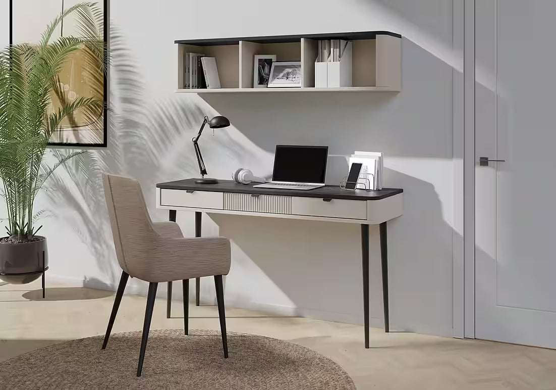 Mavi Schreibtisch 130 cm – Design Schreibtisch mit 3 Schubladen & Lamellenoptik (Kaschmir/Graphit Marmor)