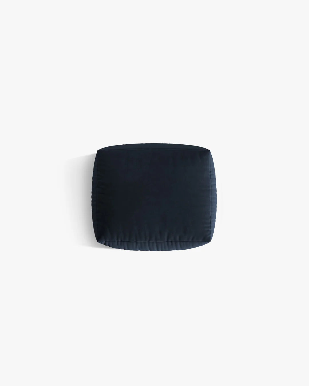 PolsterOase Sofa – BONO Pouf in Samt, 100 x 85 cm, Königsblau – Perspektivische Ansicht