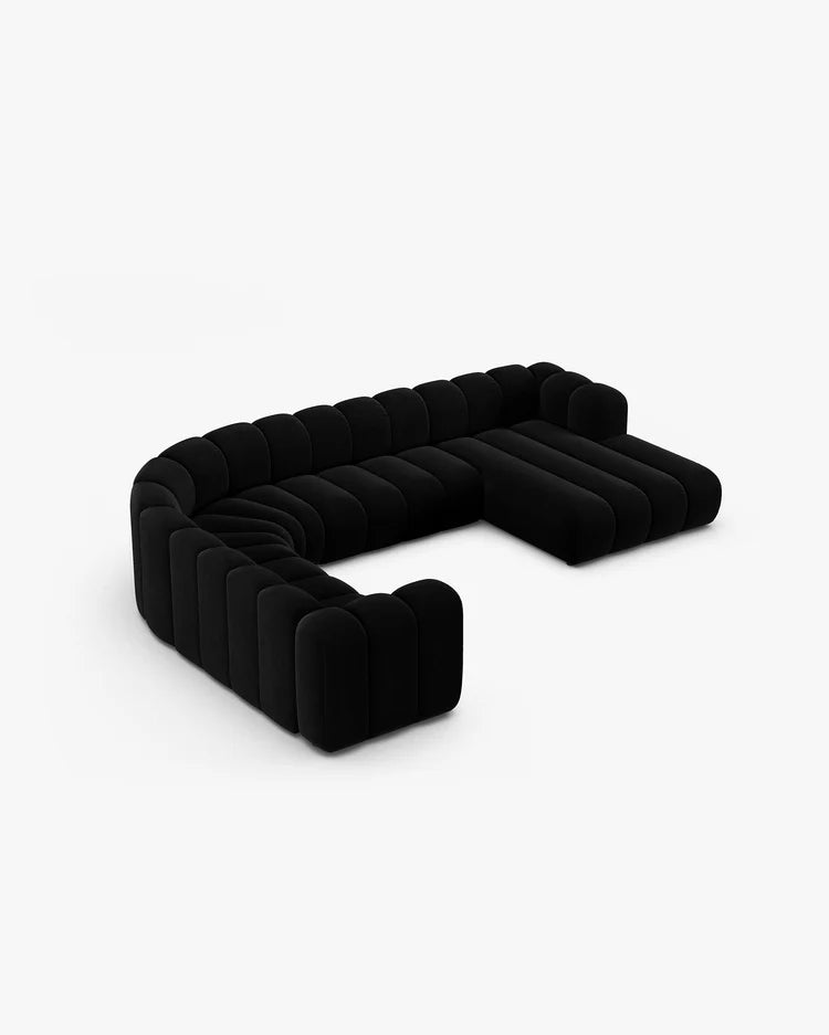 PolsterOase Sofa – Grandé Wohnlandschaft 6-Sitzer in Samt, 370 cm Breite, Schwarz, Links – Perspektivische Ansicht