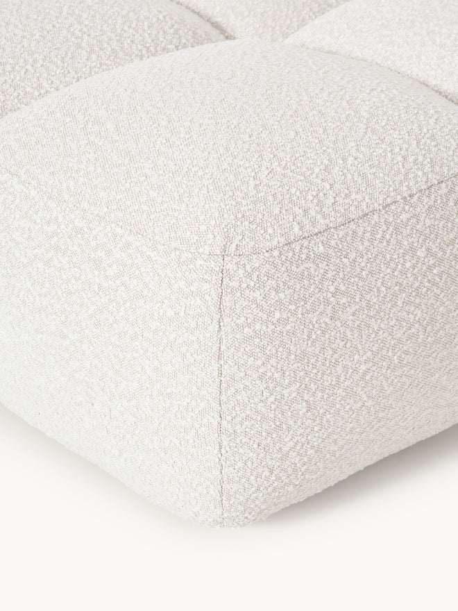 PolsterOase Sofa – Luno Hocker in Bouclé, 90 cm Breite, Weiß – Perspektivische Ansicht