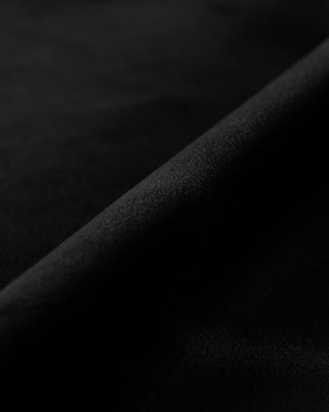 PolsterOase Sofa – Selene Ecksofa 3-Sitzer in Samt, 285 cm Breite, Schwarz, Links – Detailansicht
