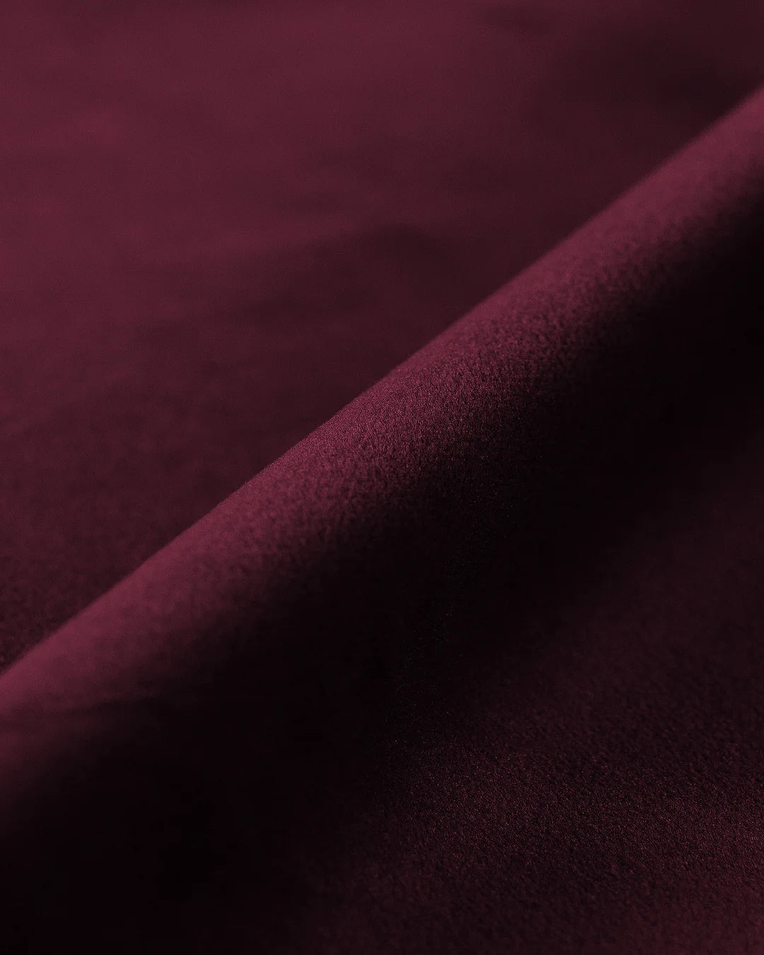 PolsterOase Sofa – Selene Ecksofa 5-Sitzer in Samt, 285 cm Breite, Burgund – Detailansicht