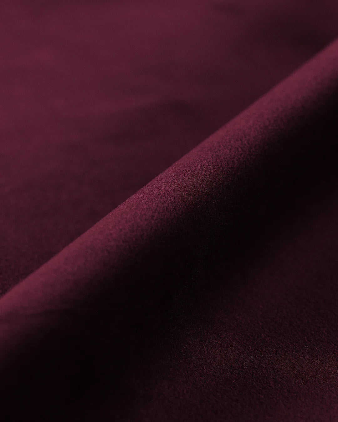 PolsterOase Sofa – Selene Wohnlandschaft 6-Sitzer in Samt, 380 cm Breite, Burgund, Rechts – Detailansicht