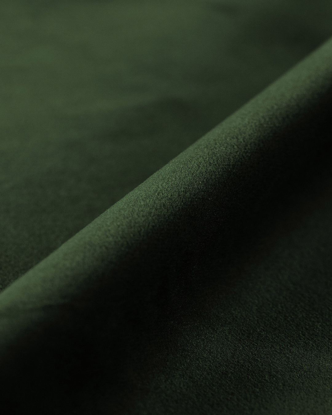 PolsterOase Sofa – Selene Wohnlandschaft 6-Sitzer in Samt, 380 cm Breite, Flaschengrün, Links – Detailansicht