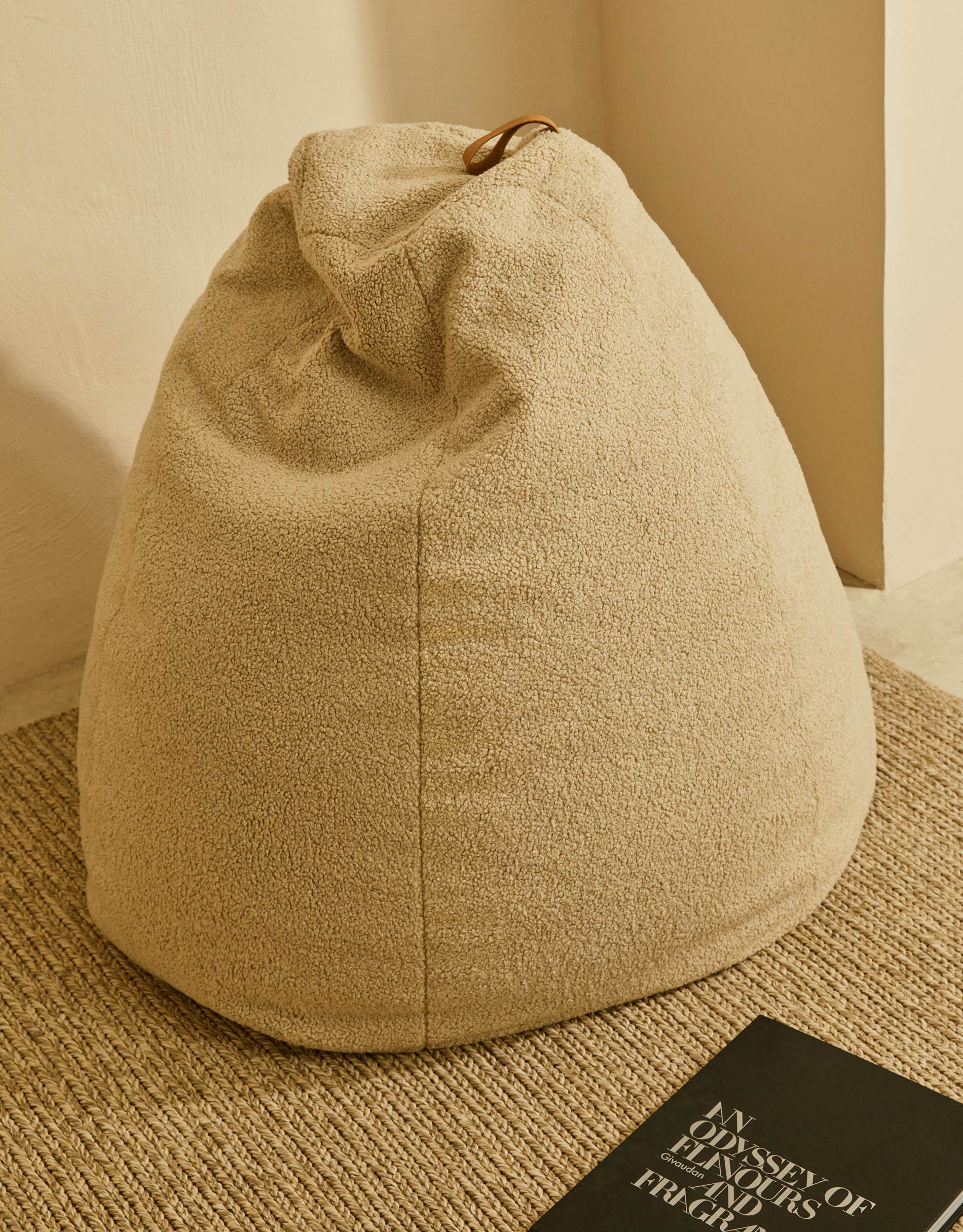 Vicka Sitzsack Ø70 cm – Bouclé Design Sitzsack in Beige mit maximalem Komfort