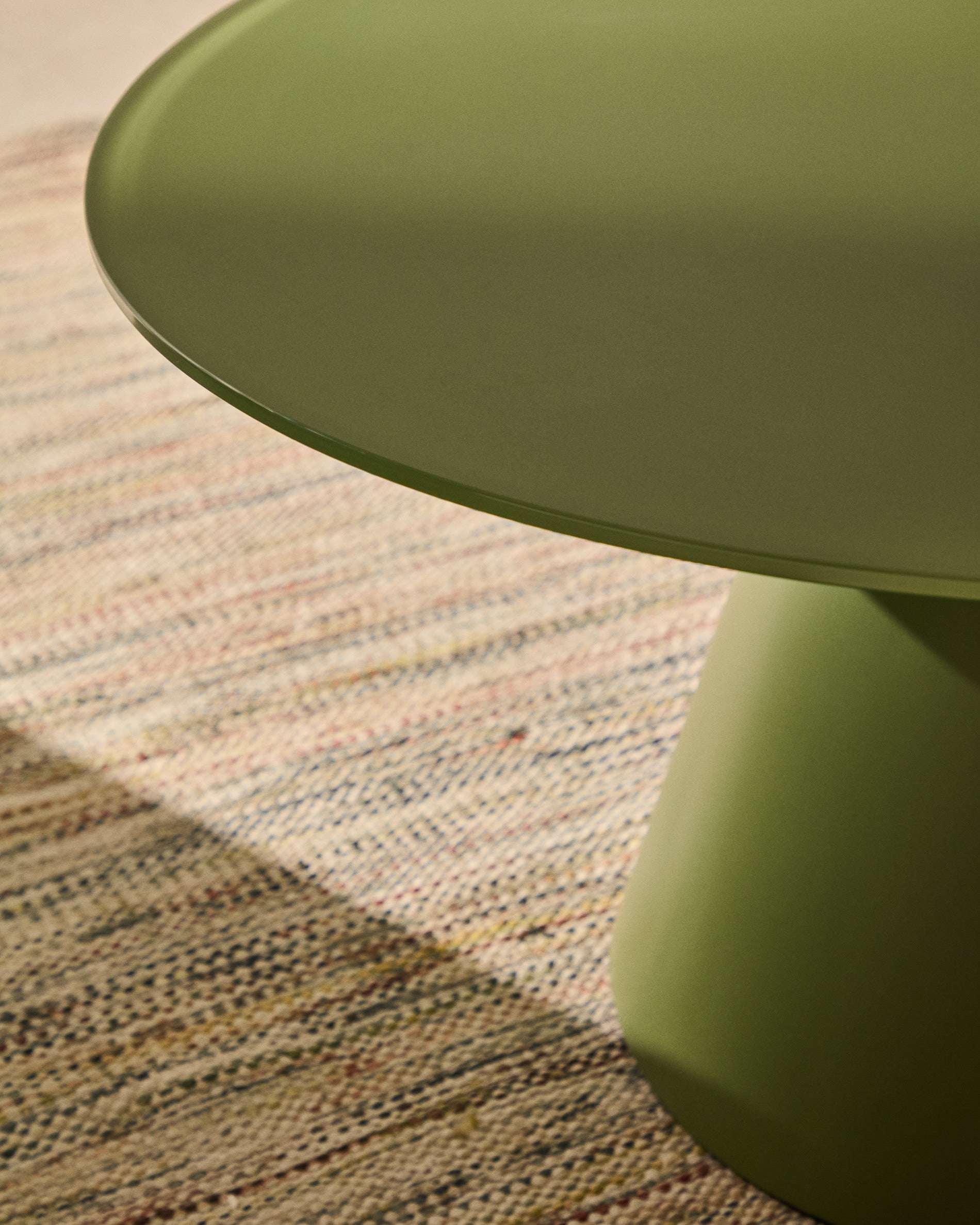 Wilshire Couchtisch Ø80 cm – Milchglas & Stahl in Grün (Modern Industrial Design)