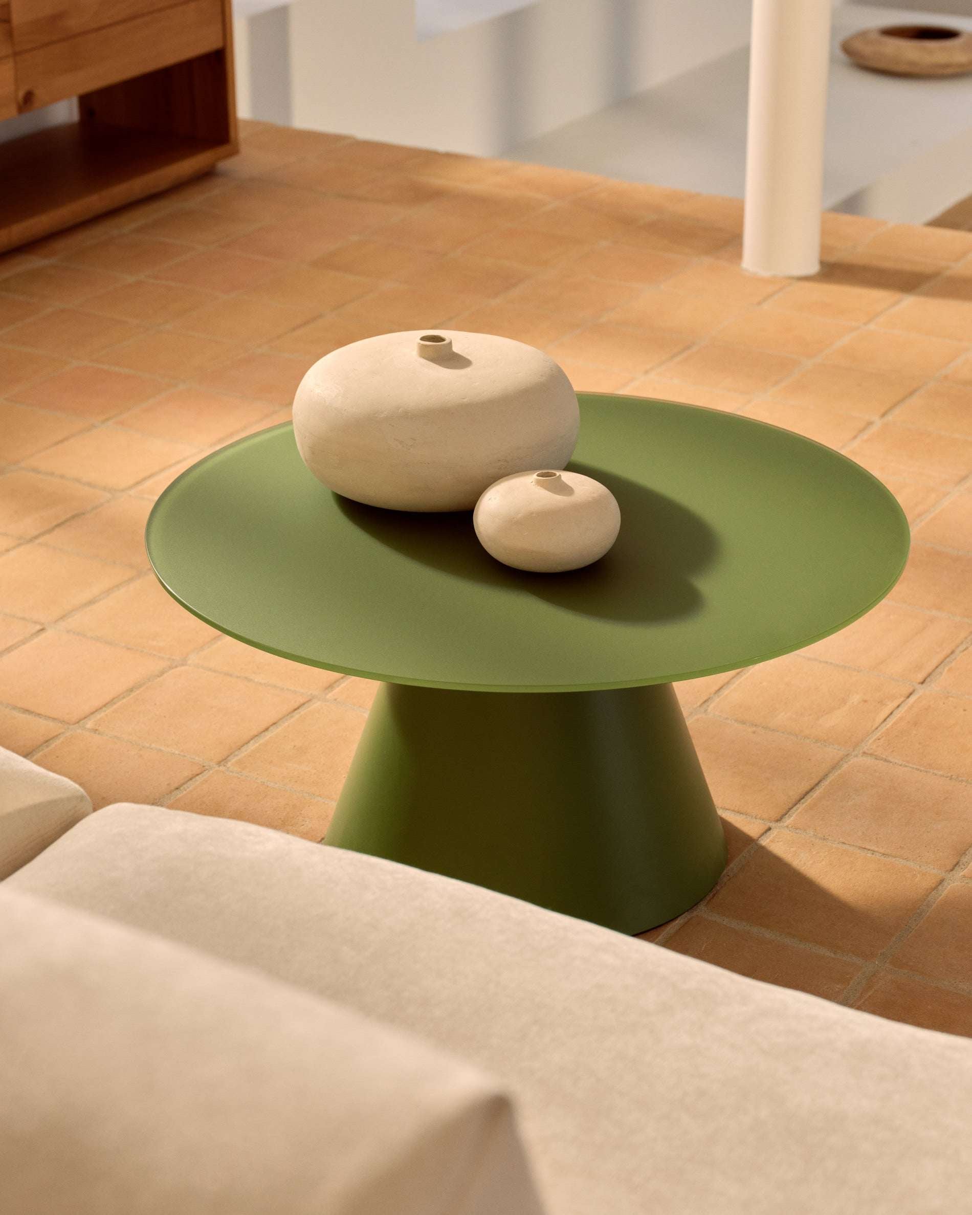 Wilshire Couchtisch Ø80 cm – Milchglas & Stahl in Grün (Modern Industrial Design)