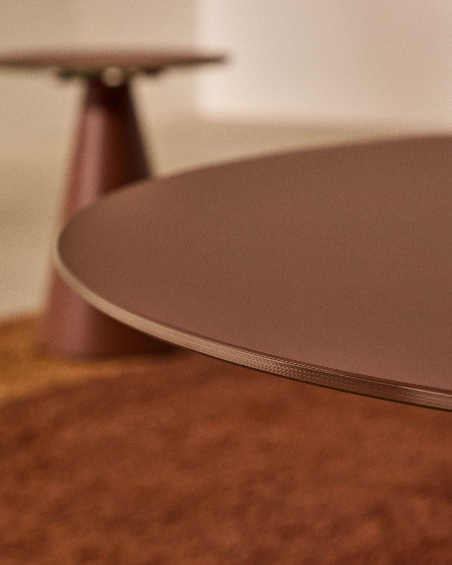 Wilshire Couchtisch Ø80 cm – Milchglas & Stahl in Terracotta (Design Statement)