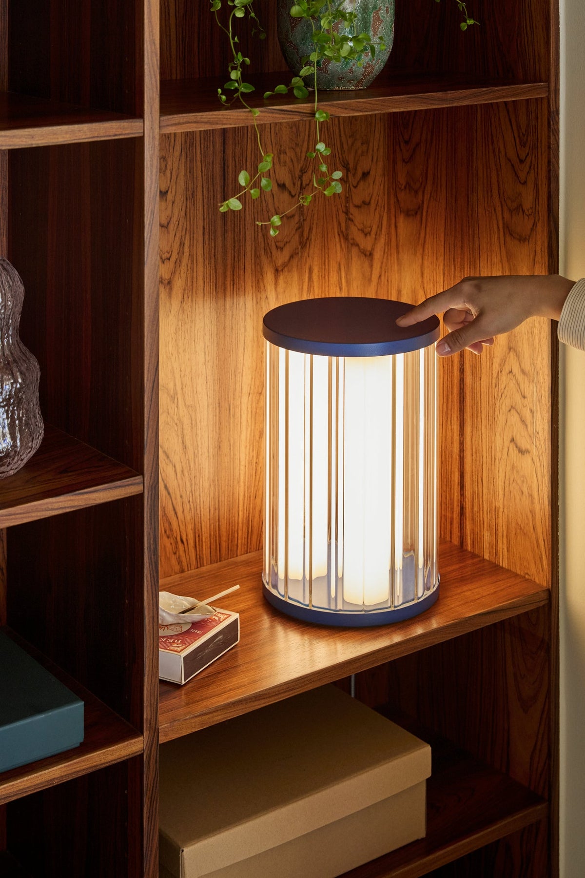PolsterOase Möbel – Aru Tischlampe aus Glas, Blau – Ansicht 6