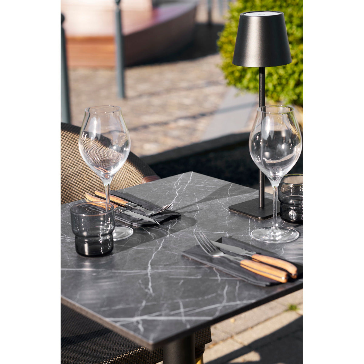 PolsterOase Möbel – Bistrotisch in Marmoroptik mit Gusseisenbeinen, Dunkelgrau, 60 cm – Ansicht 6