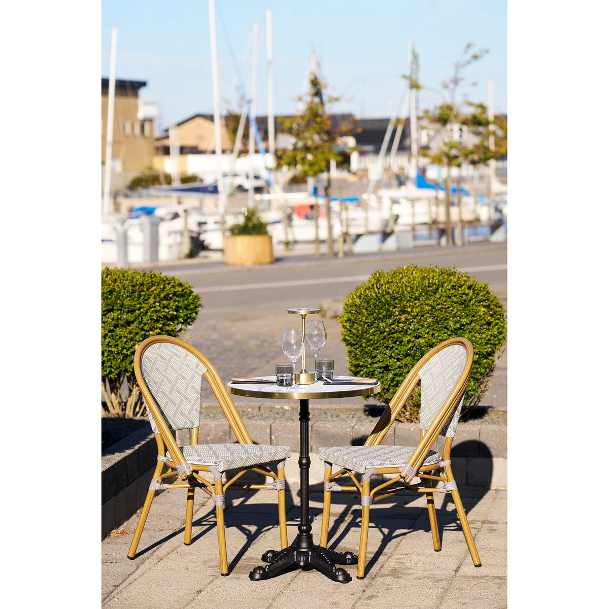 PolsterOase Möbel – Bistrotisch in Marmoroptik mit Gusseisengestell, Ø 60 cm – Ansicht 2