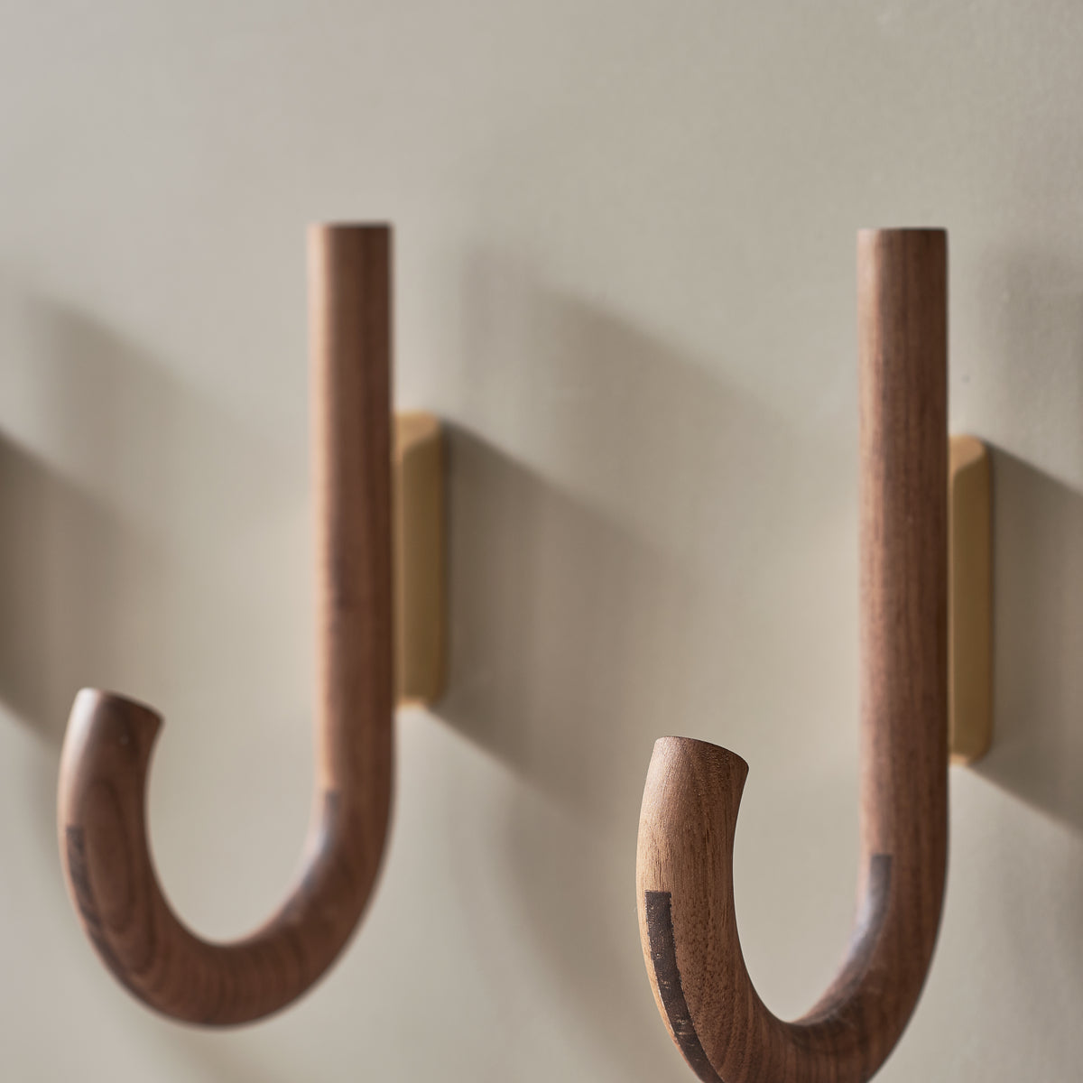 PolsterOase Wandhaken – HOOK Haken Nussbaum Messing Nr. 2