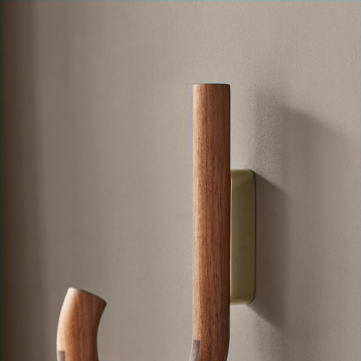 PolsterOase Wandhaken – HOOK Haken Nussbaum Messing Nr. 3