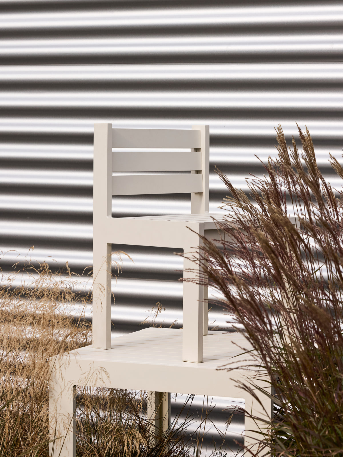 Haus Esstisch aus Aluminium, klein, Beige