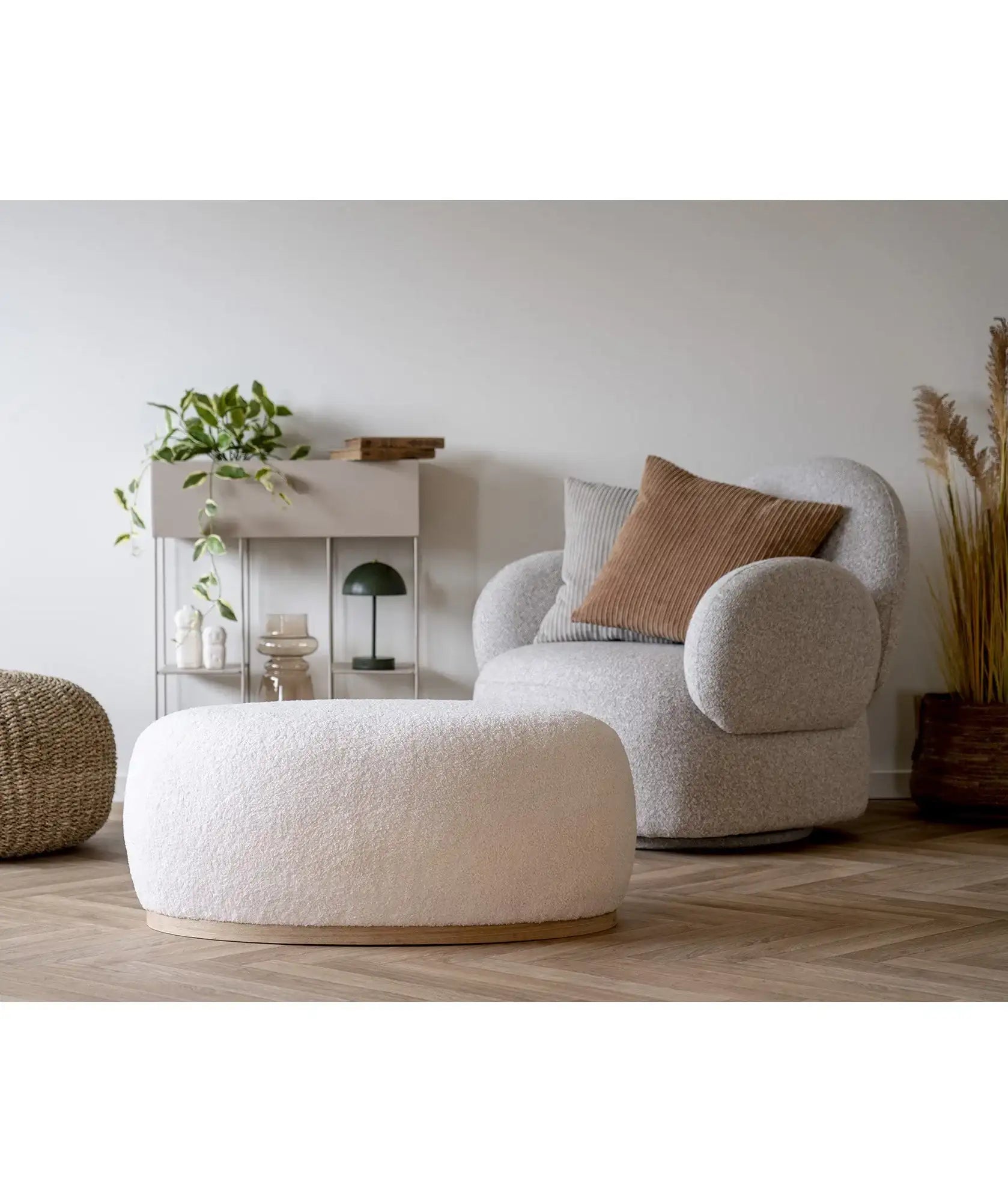 Pouf in Weiß Bouclé 88,5 cm – Moderner Sitzhocker im skandinavischen Stil