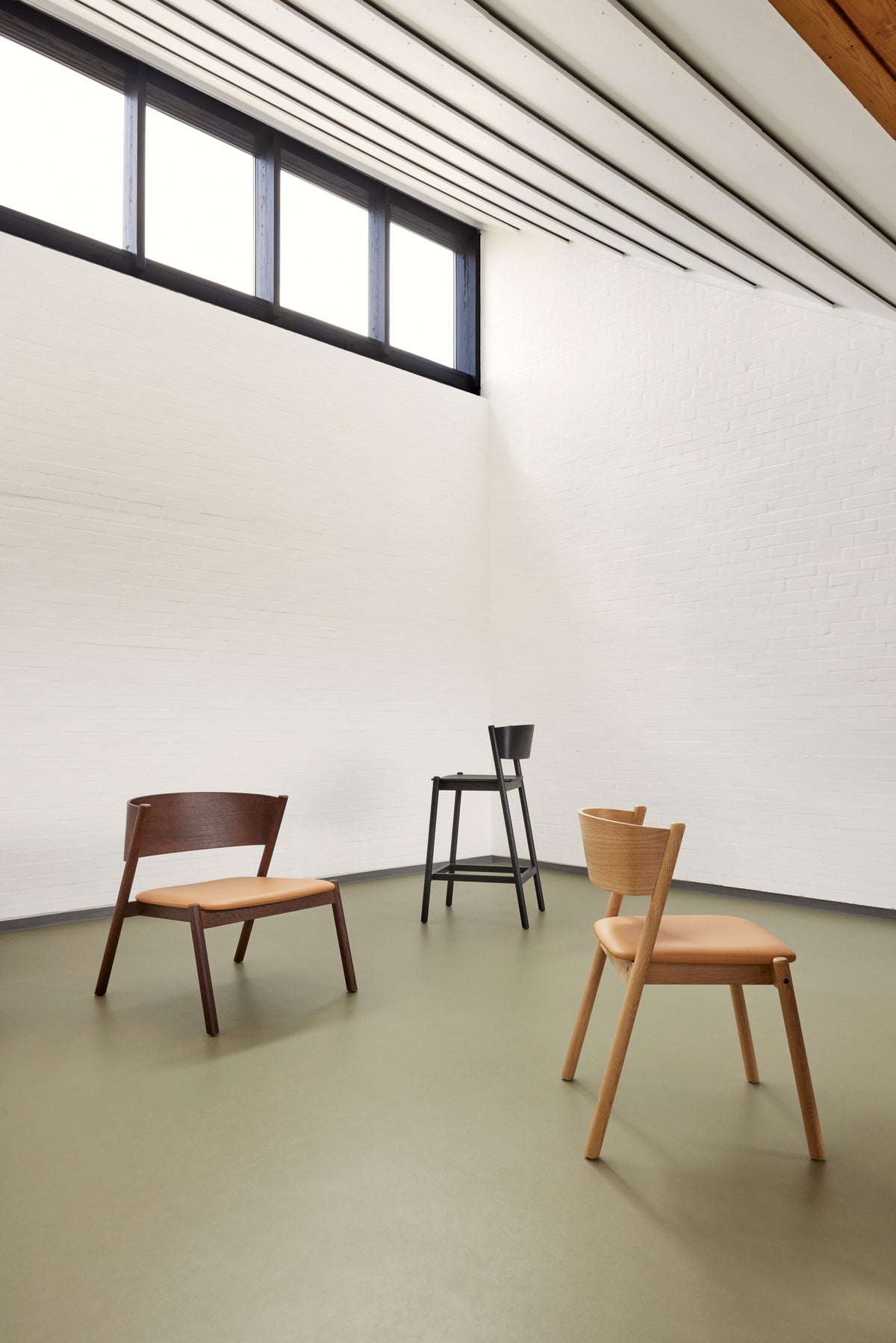 PolsterOase Möbel – Oblique Barhocker aus Holz, Schwarz – Ansicht 6