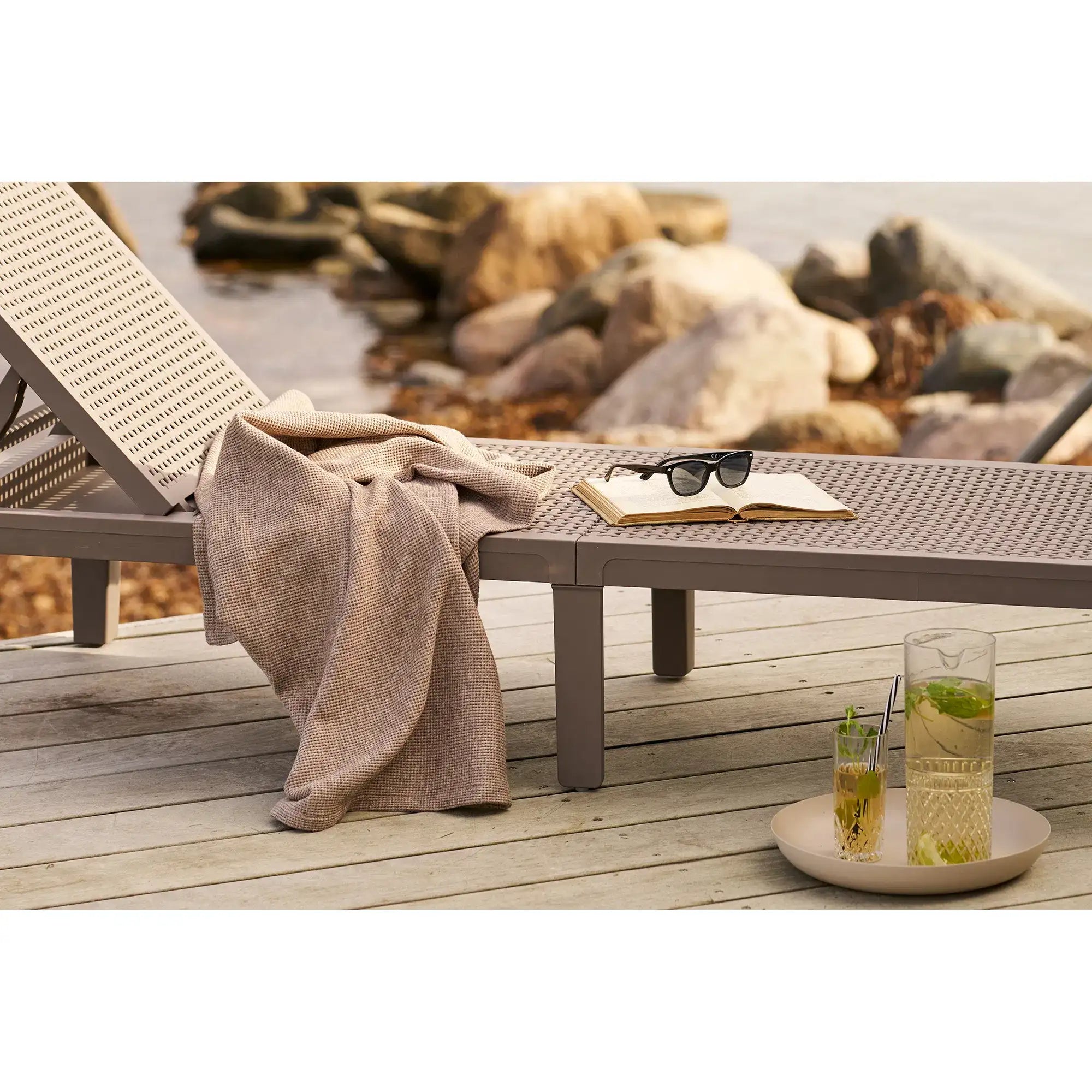 Plaid in Taupe 130x156 cm – Weiche Wohndecke im skandinavischen Stil