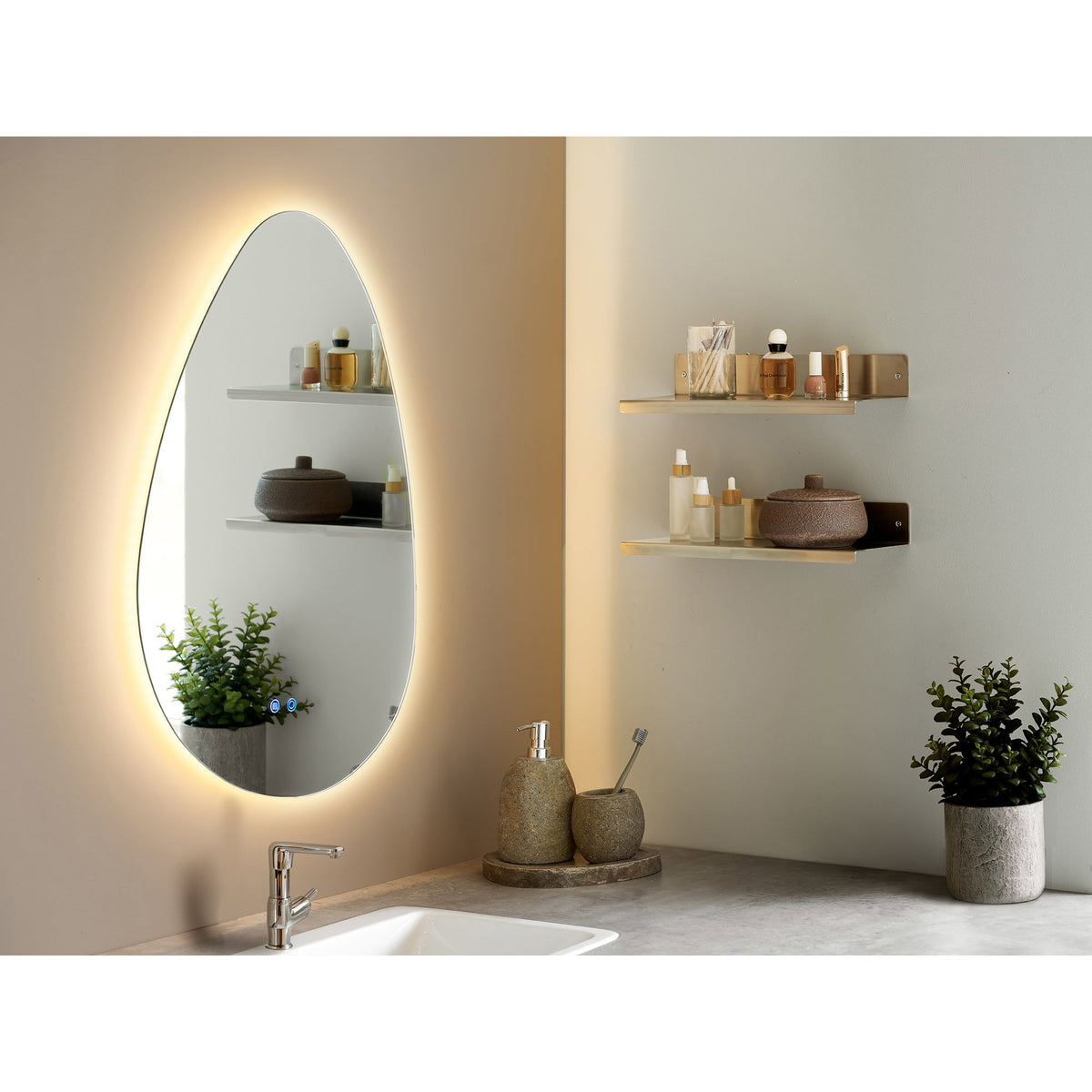 Kiama LED-Spiegel – organische Form, Anti-Beschlag, 58 × 80 cm