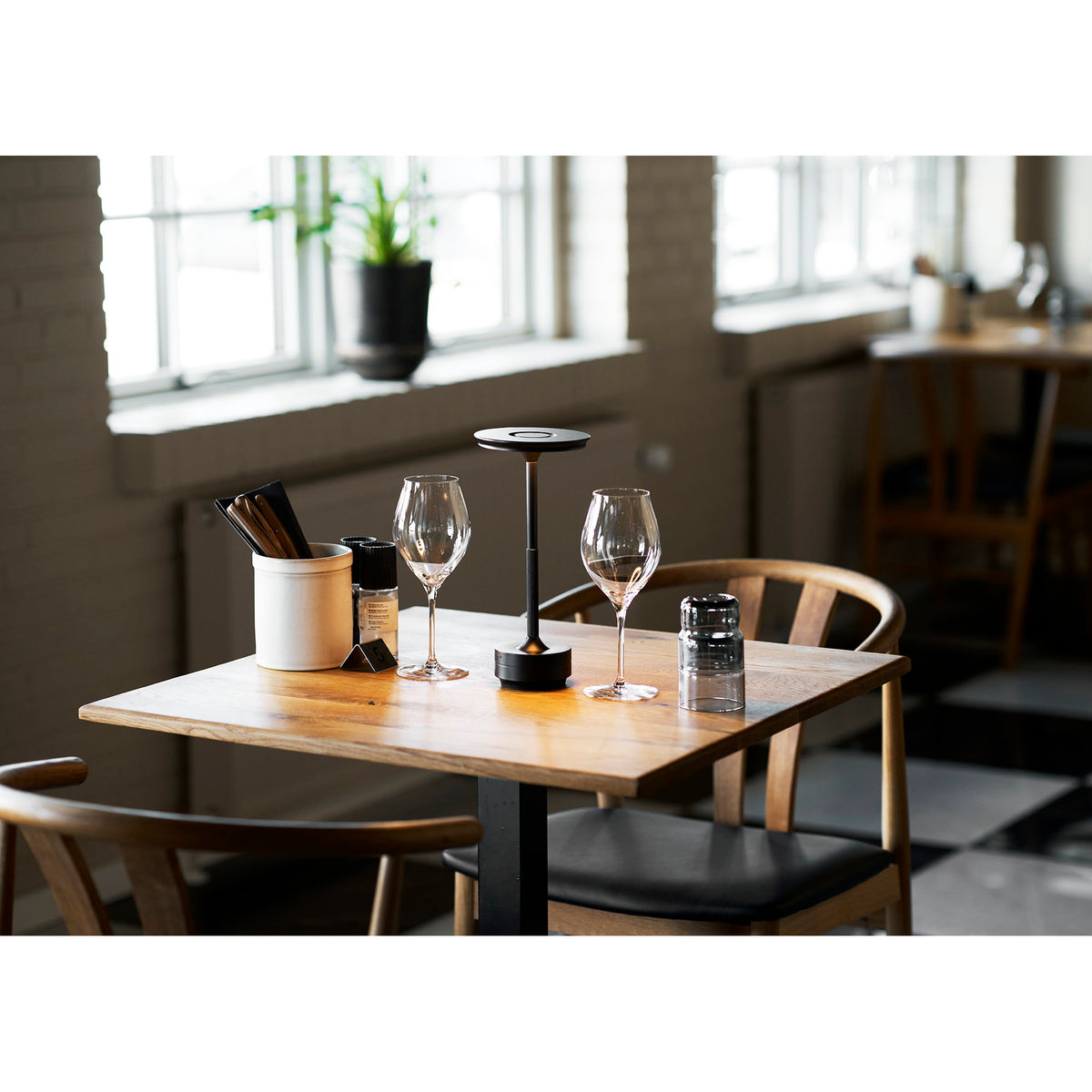 PolsterOase Möbel – Lyneham Akku, Tischlampe aus Aluminium, Schwarz – Ansicht 2