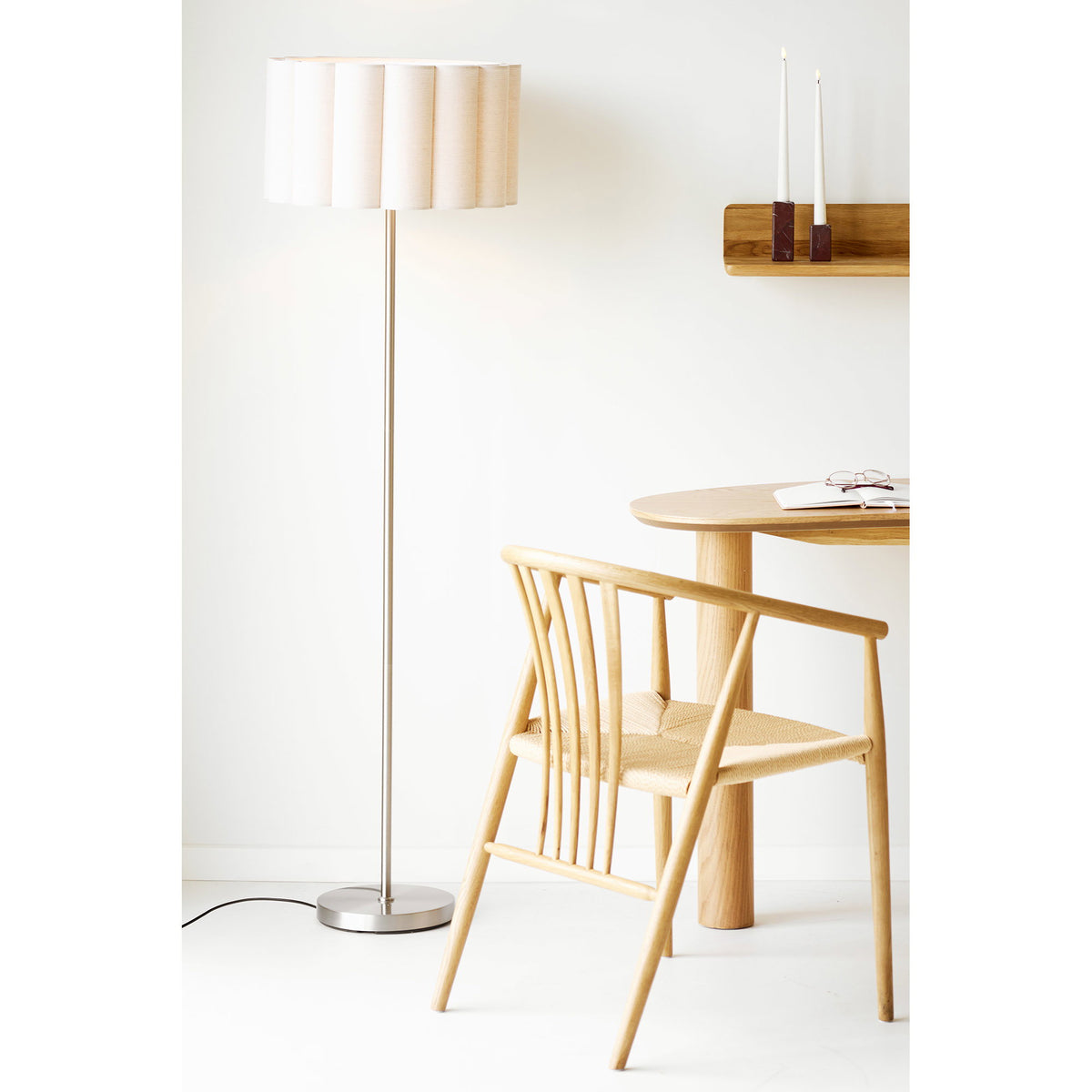 Wattom Stehleuchte – Stahl/Leinen, grau/beige