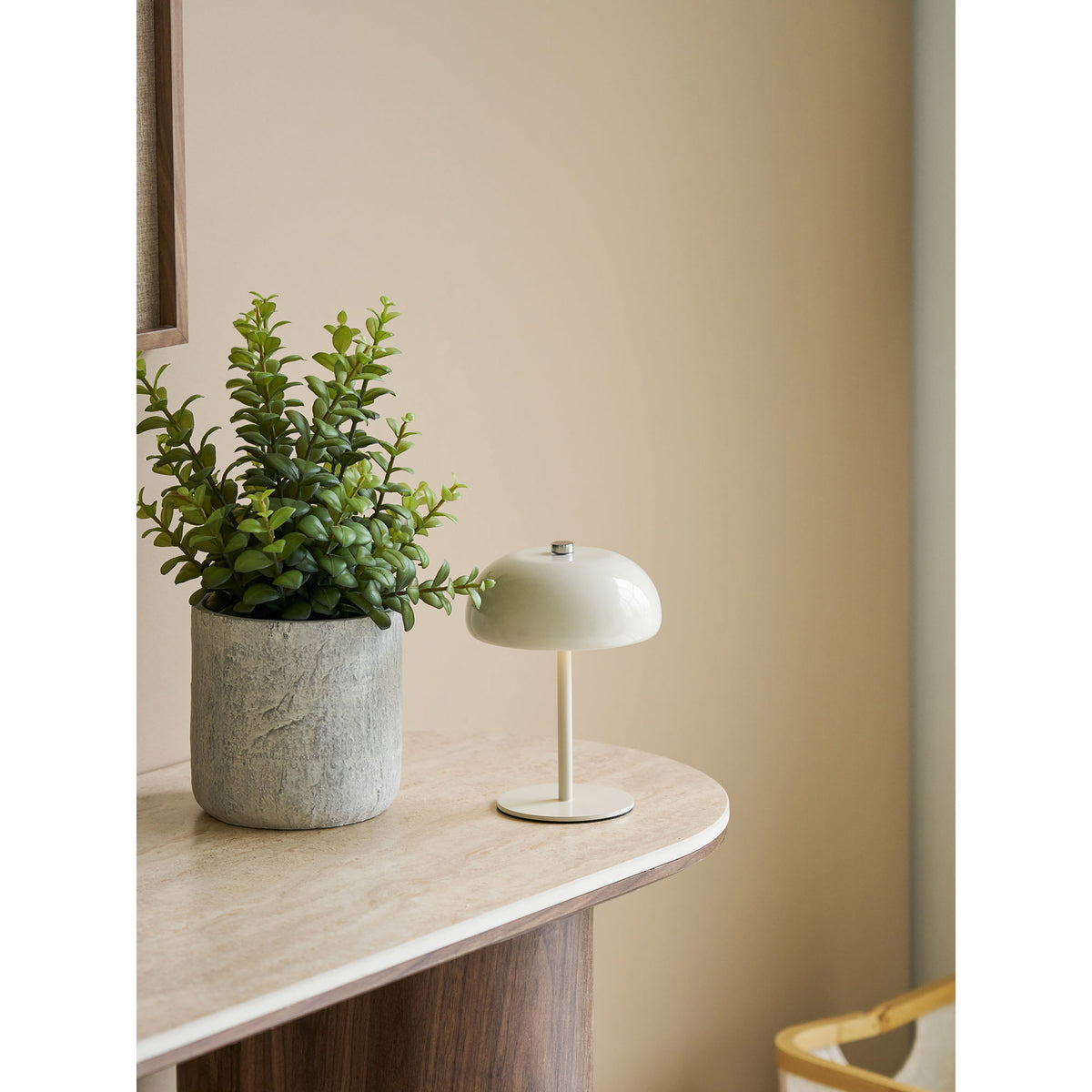 PolsterOase Möbel – Margate Akku Tischlampe aus Metall, Beige, Ø 13 cm – Ansicht 6