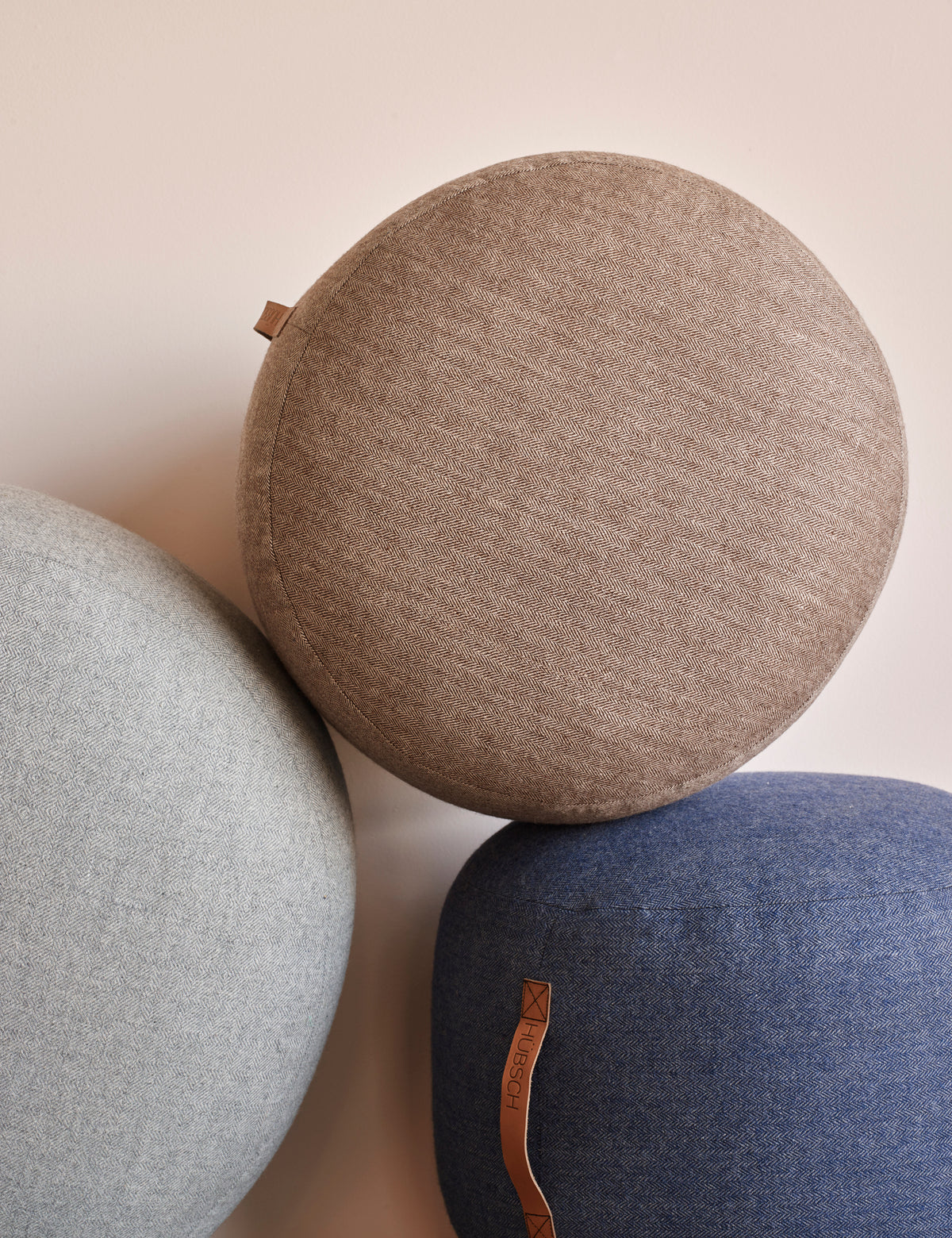 PolsterOase Möbel – Mochi Pouf mit Wollbezug, Braun – Ansicht 3