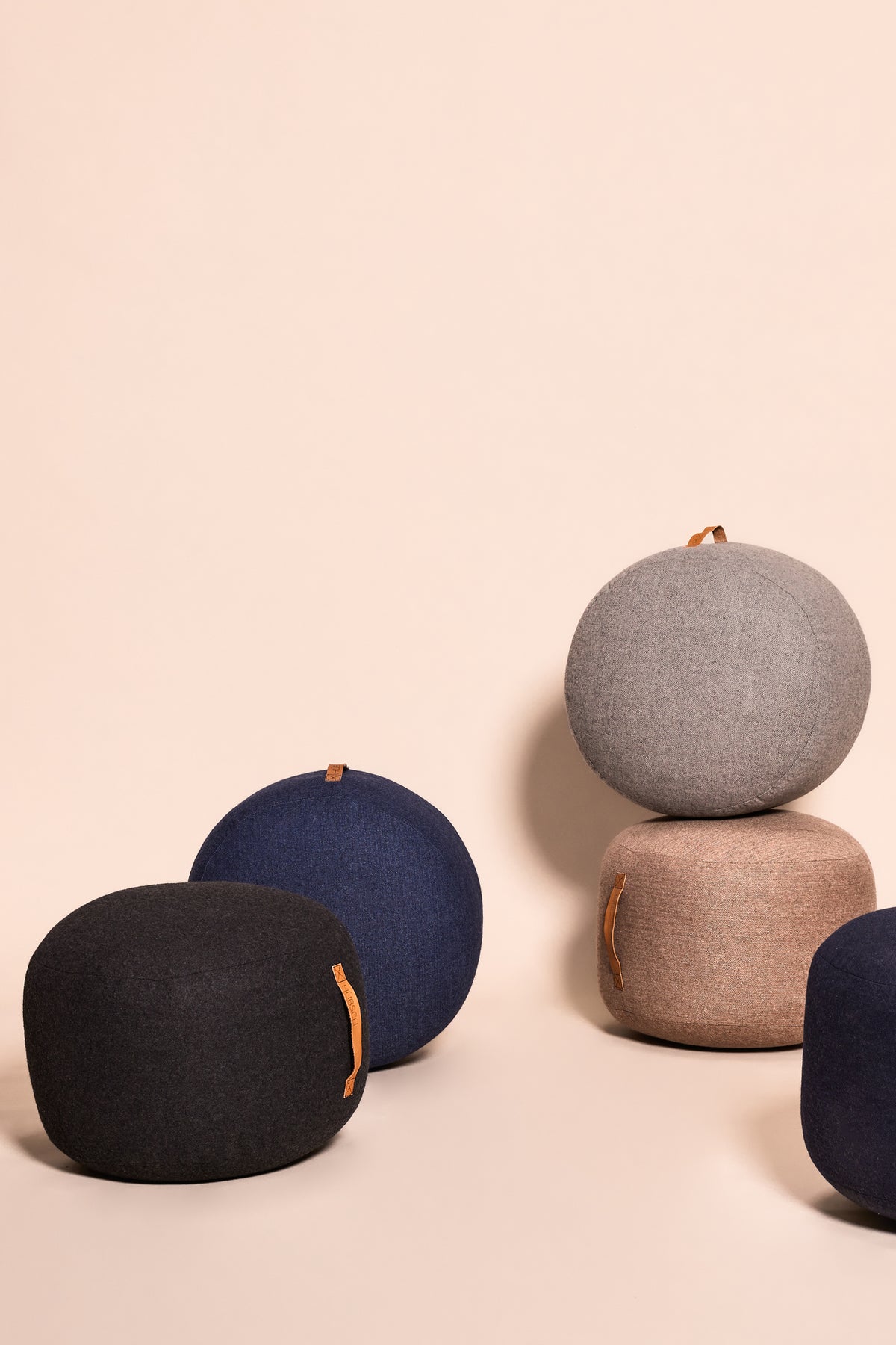 PolsterOase Möbel – Mochi Pouf mit Wollbezug, Braun – Ansicht 5