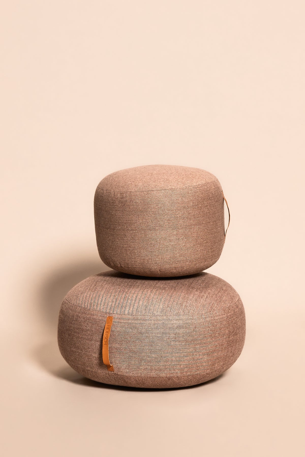PolsterOase Möbel – Mochi Pouf mit Wollbezug, Braun – Ansicht 6