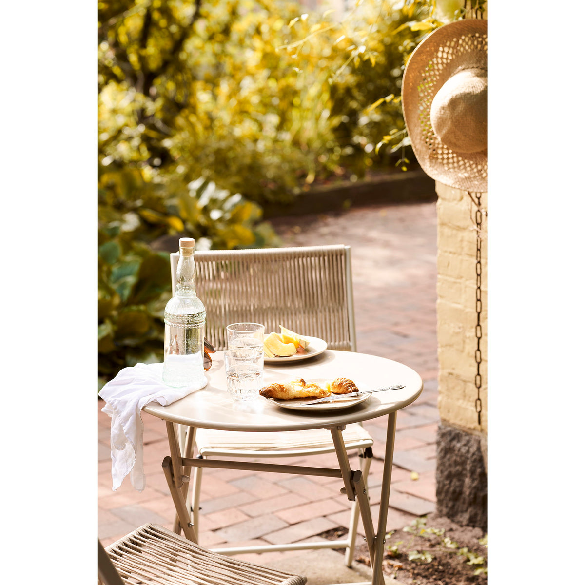 Arcas Bistroset aus Polyester und Stahl, Tisch und 2 Stühle, Taupe