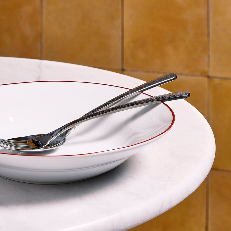 bonbistro Tiefer Teller 23 × H 4 cm, burgunderfarbener Rand, Basic White – 6er-Set – Produktansicht 2