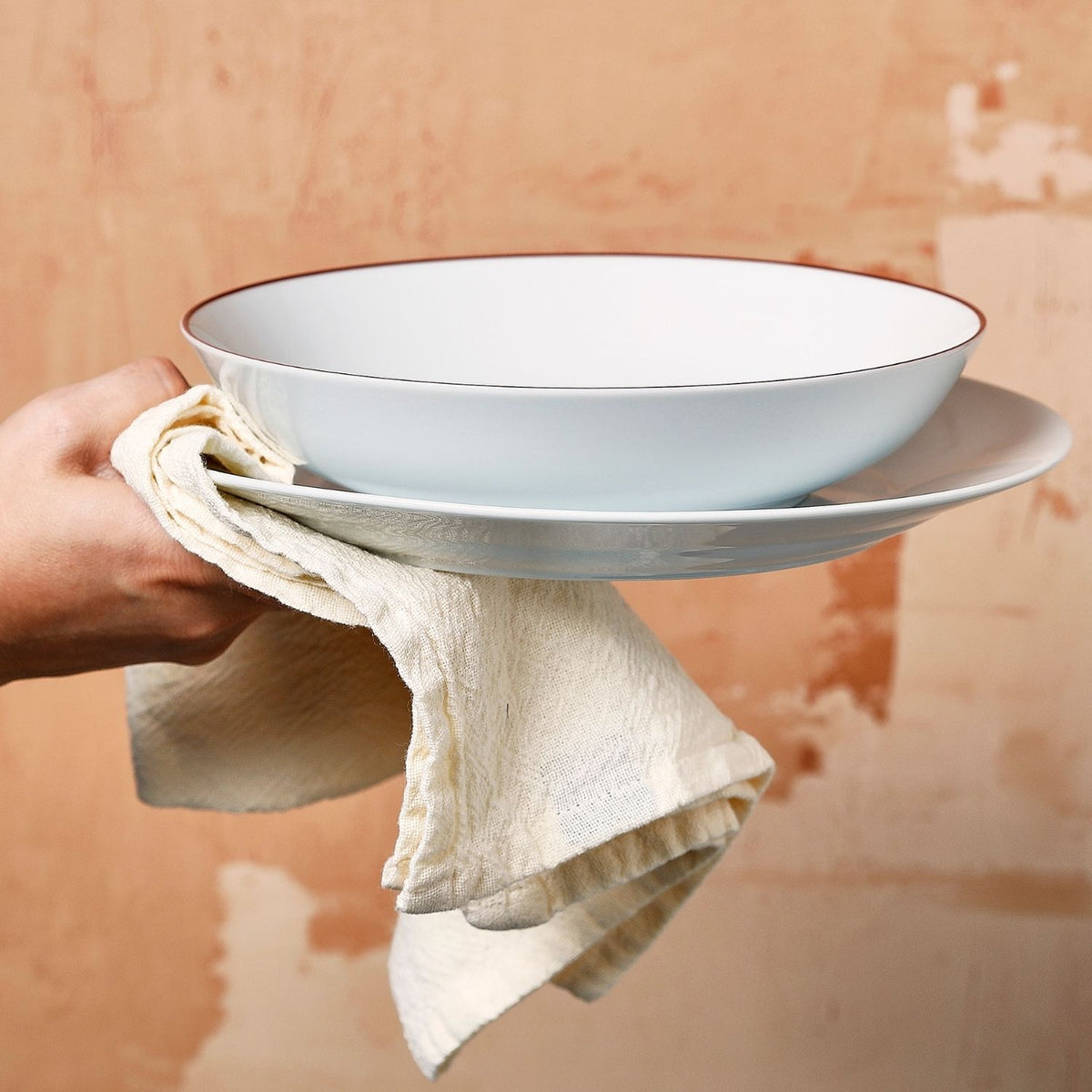 bonbistro Schale 27 x H4 cm Coupe, bordeauxfarbener Rand, Basic Weiß – 6er-Set – Produktansicht 2