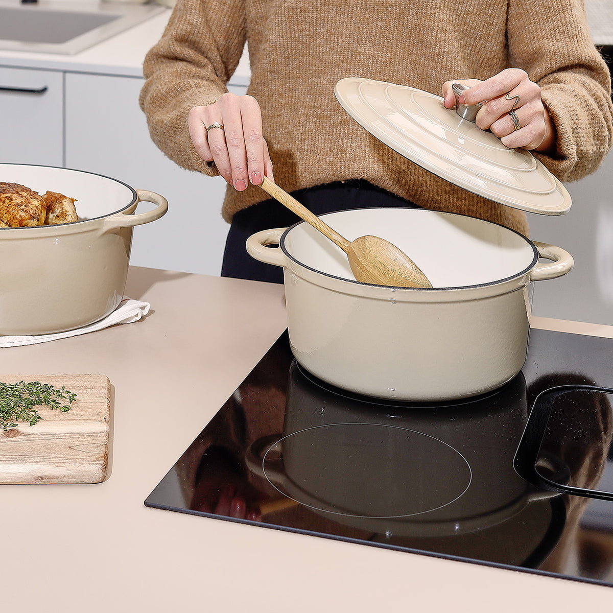Salt & Pepper Kochtopf 26 cm aus Gusseisen, beige, Ferno – Produktansicht 2