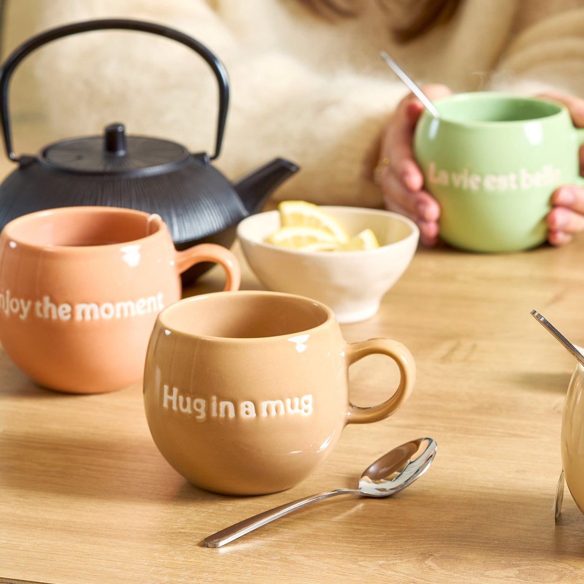 Salt & Pepper Becher 42 cl „Umarmung im Becher“ braun Muggies – Produktansicht 2