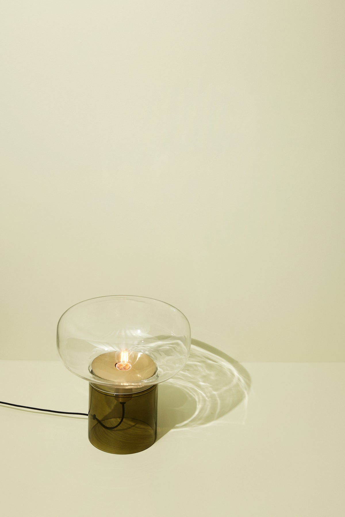 Crave Tischlampe aus gefärbten Glas